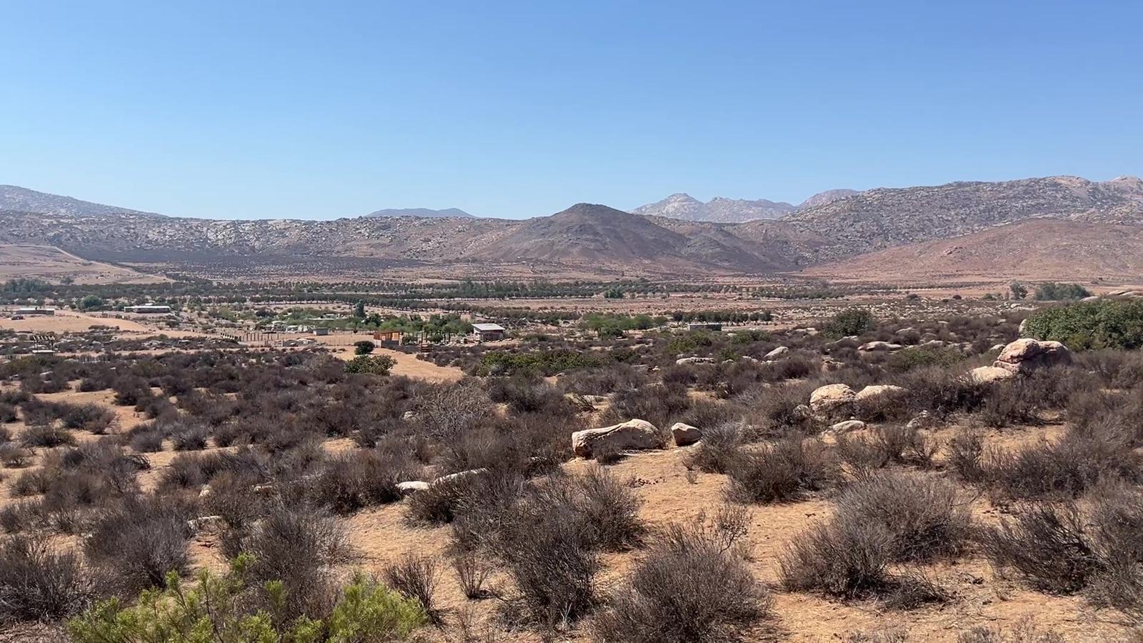 Cerros de piedra y sierra vistos desde el predio