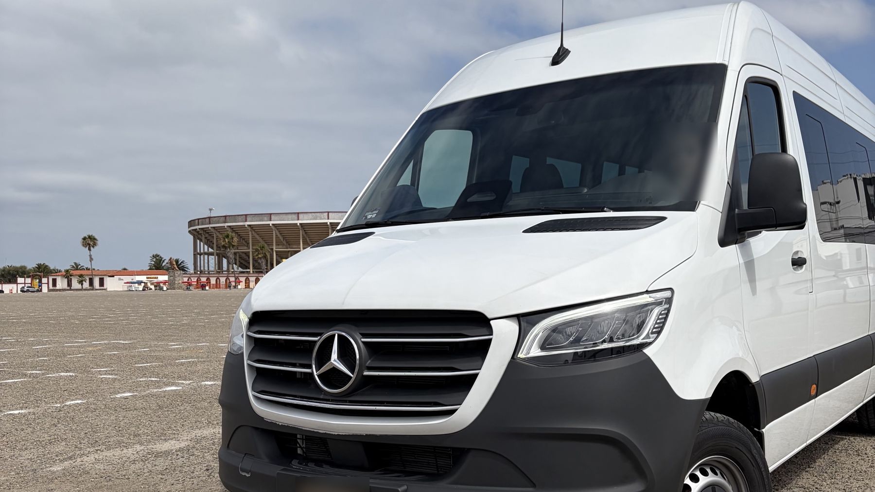 Camioneta Sprinter blanca del Tour VIP